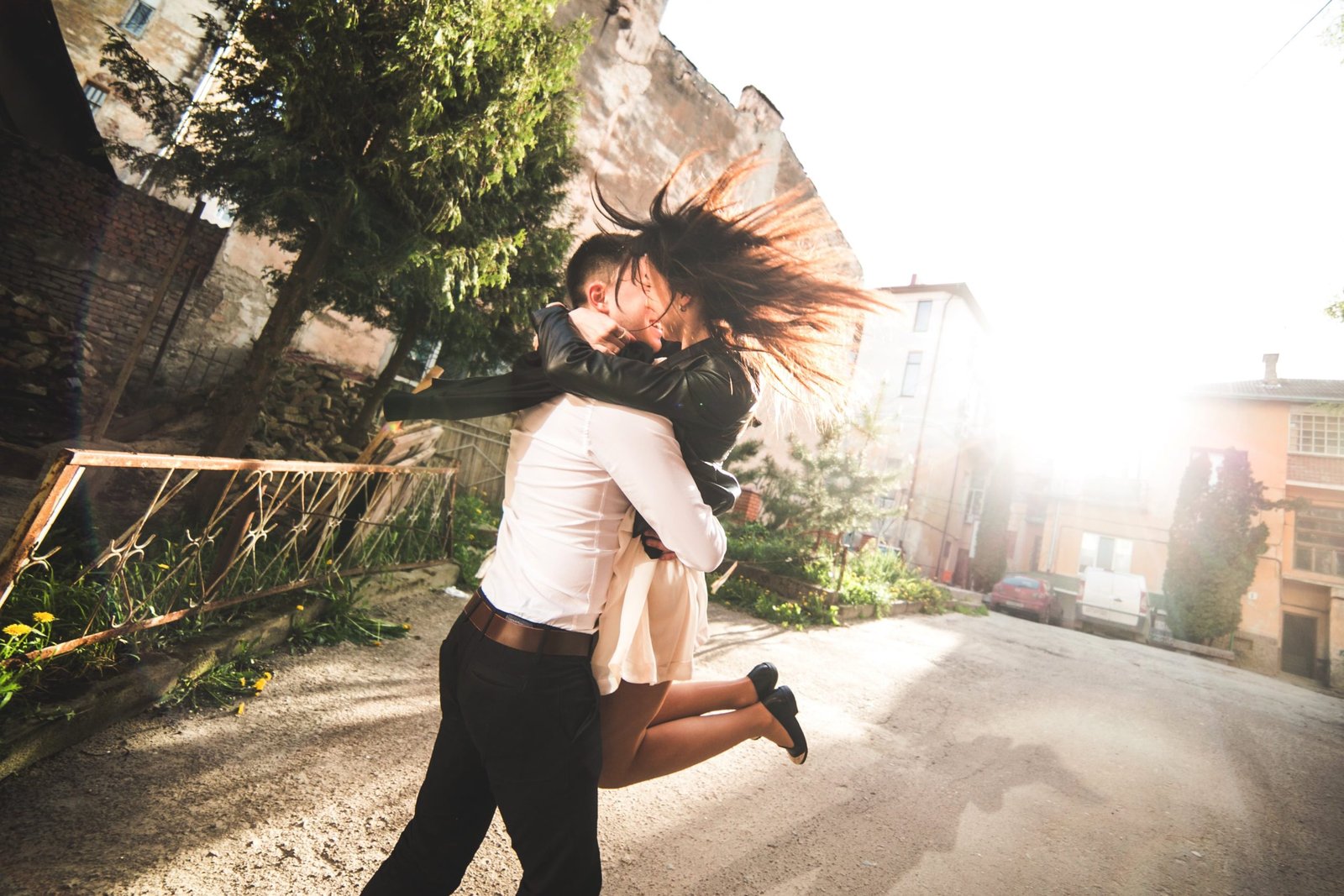 couple-kissing-while-man-lifts-woman